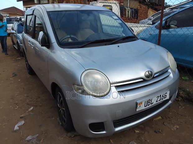 Toyota Sienta 2009 Silver