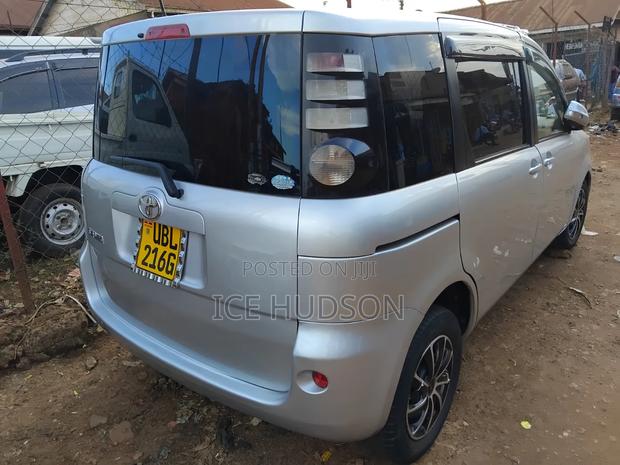 Toyota Sienta 2009 Silver
