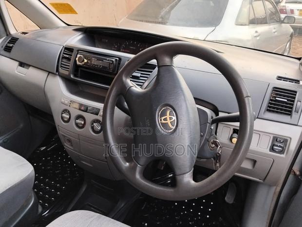 Toyota Noah 2007 Gray