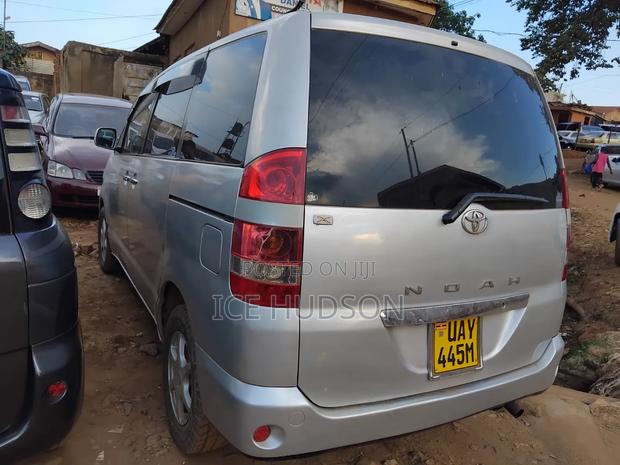 Toyota Noah 2007 Gray
