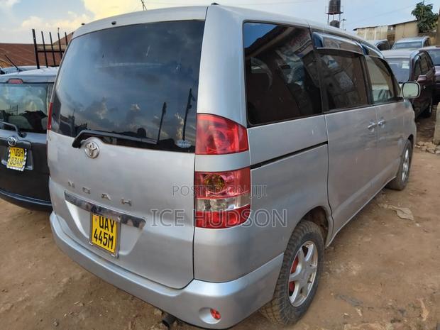 Toyota Noah 2007 Gray
