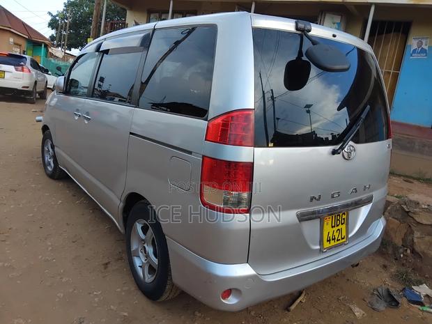 Toyota Noah 2007 Gray