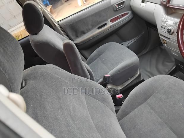 Toyota Noah 2007 Gray