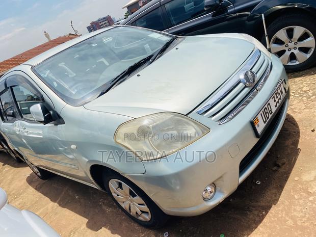 Toyota Raum 2010