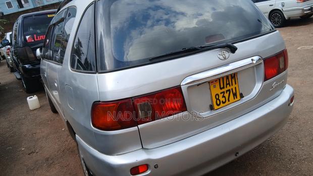 Toyota Ipsum 2000 Silver