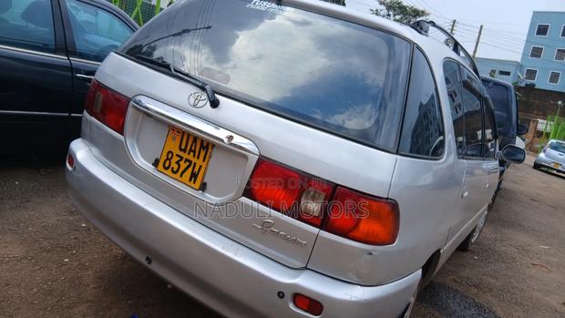 Toyota Ipsum 2000 Silver