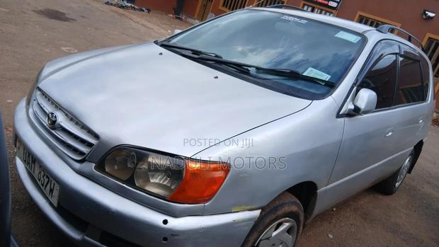 Toyota Ipsum 2000 Silver