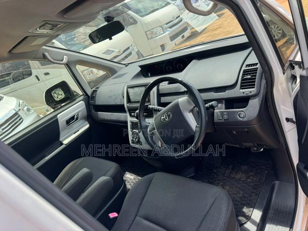 Toyota Noah 2.0 143hp AWD (7 Seater) 2013 White