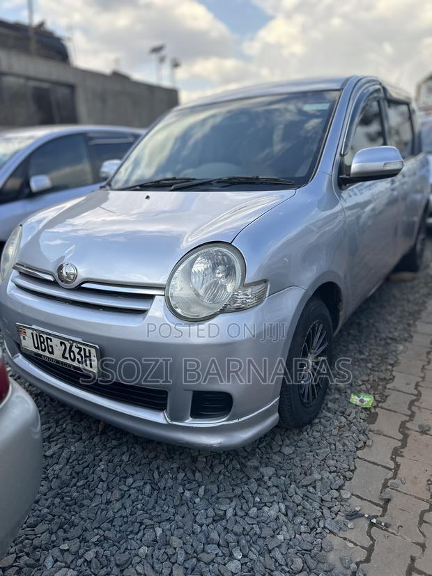 Toyota Sienta 2006 Silver