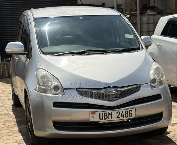 Toyota Ractis 1.5 FWD 2009 Silver
