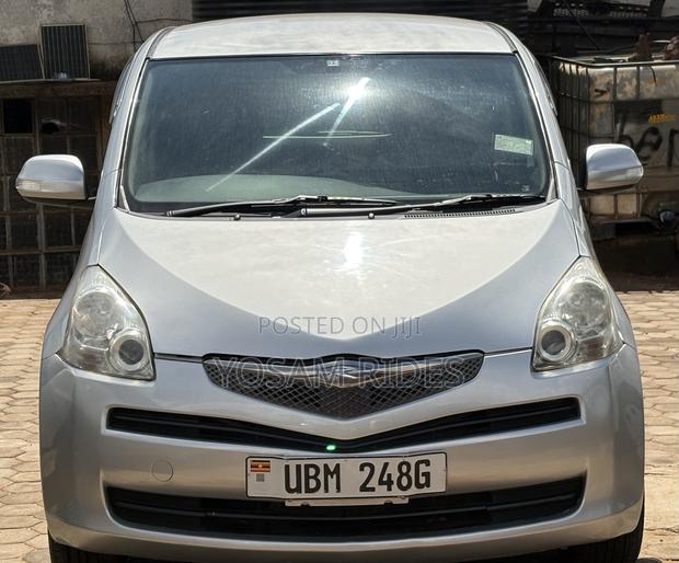 Toyota Ractis 1.5 FWD 2009 Silver