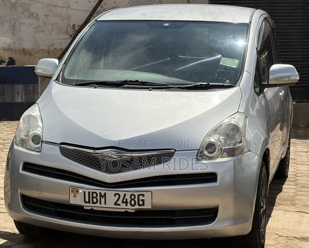 Toyota Ractis 1.5 FWD 2009 Silver