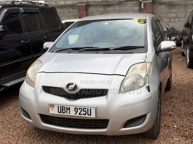 Toyota Vitz 2010 Silver