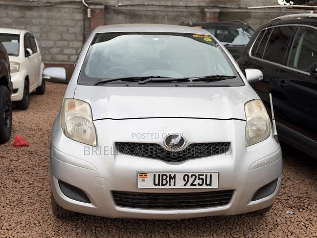 Toyota Vitz 2010 Silver