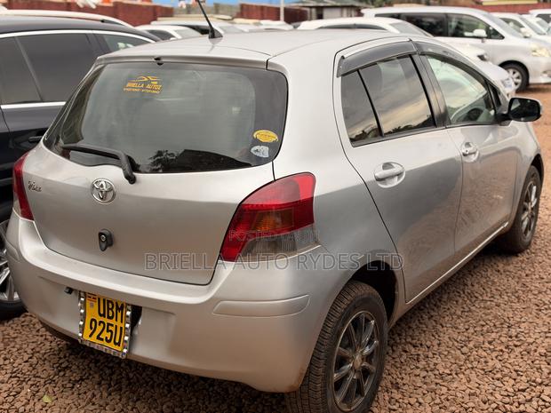 Toyota Vitz 2010 Silver