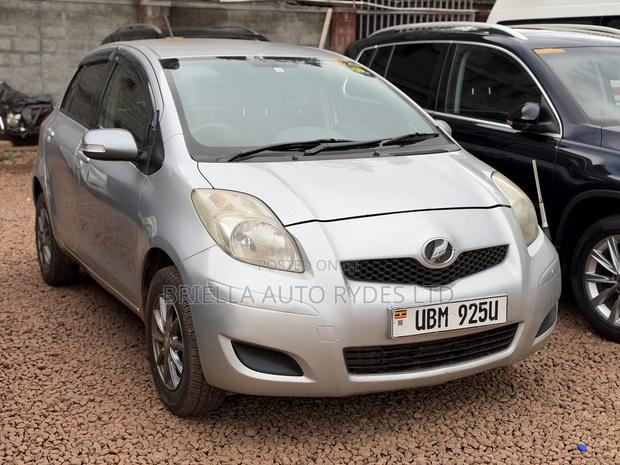 Toyota Vitz 2010 Silver