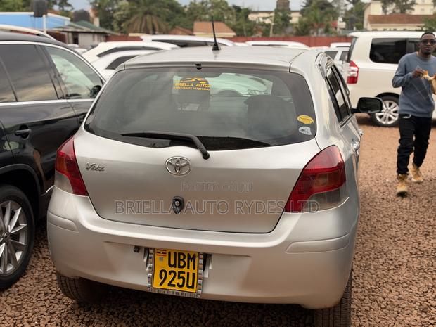 Toyota Vitz 2010 Silver