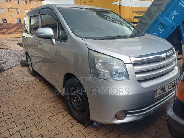 Toyota Noah 2010 Silver
