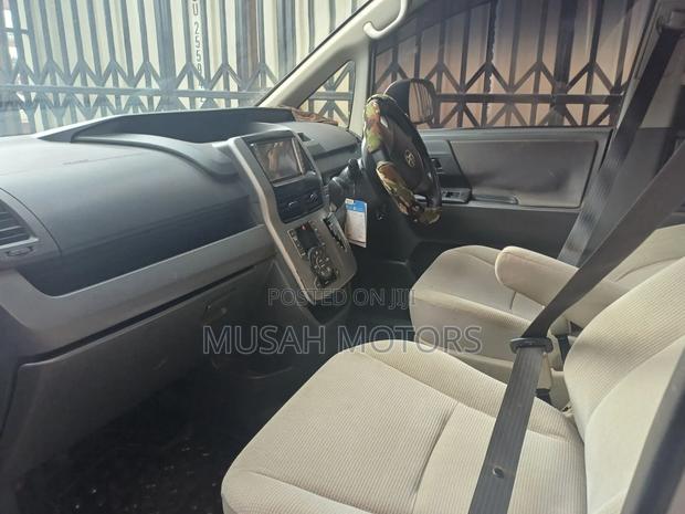 Toyota Noah 2010 Silver