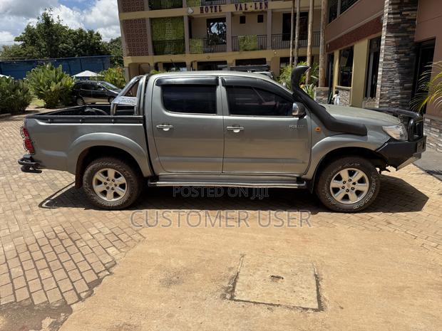 Toyota Hilux 2012 Gray