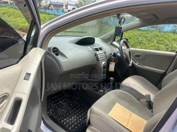Toyota Vitz 1.0 FWD 5dr 2010 Silver