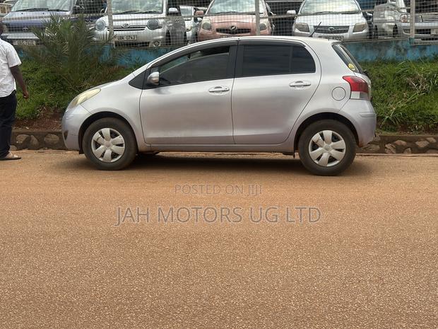 Toyota Vitz 1.0 FWD 5dr 2010 Silver