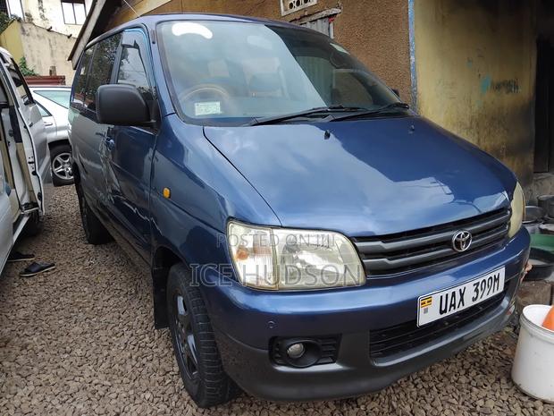 Toyota TownAce Noah 2001