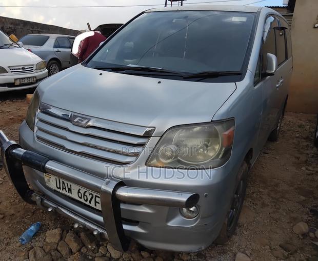 Toyota Noah 2004 Gray