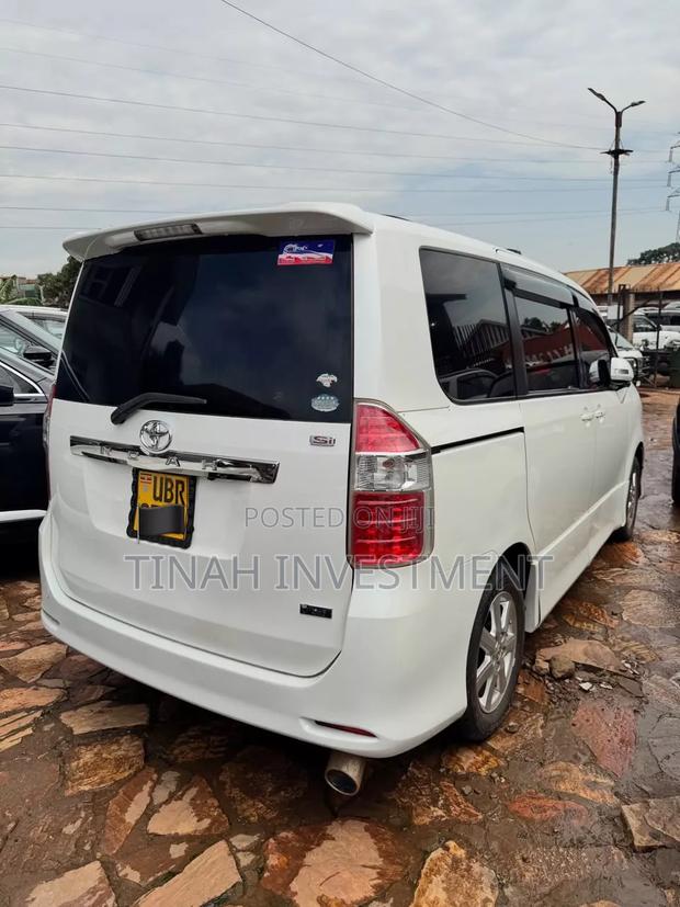 Toyota Noah 2010 White