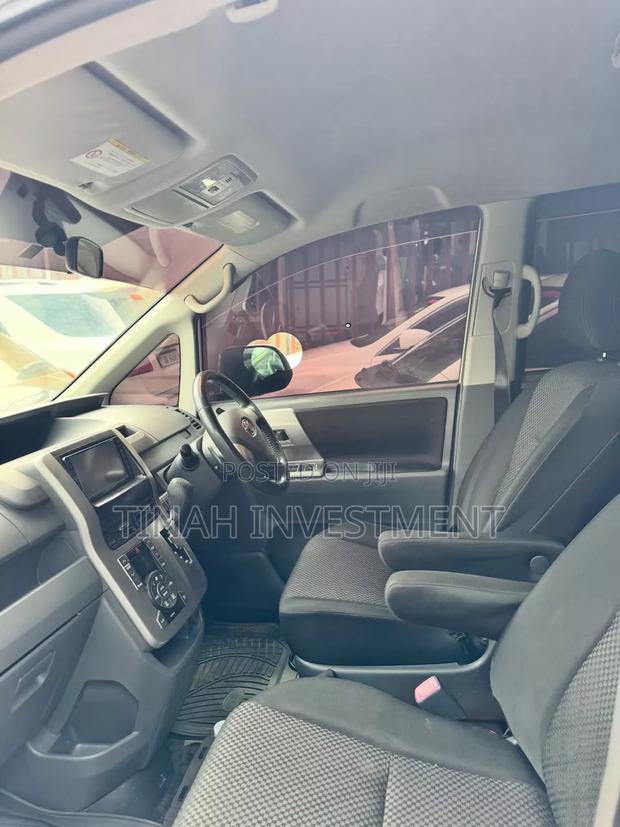 Toyota Noah 2010 White