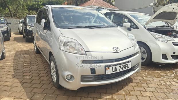 Toyota Passo Sette 2011 Silver