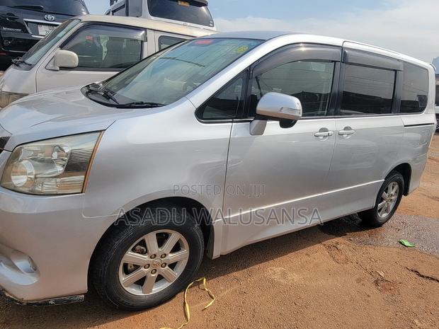 Toyota Noah 2010 Silver