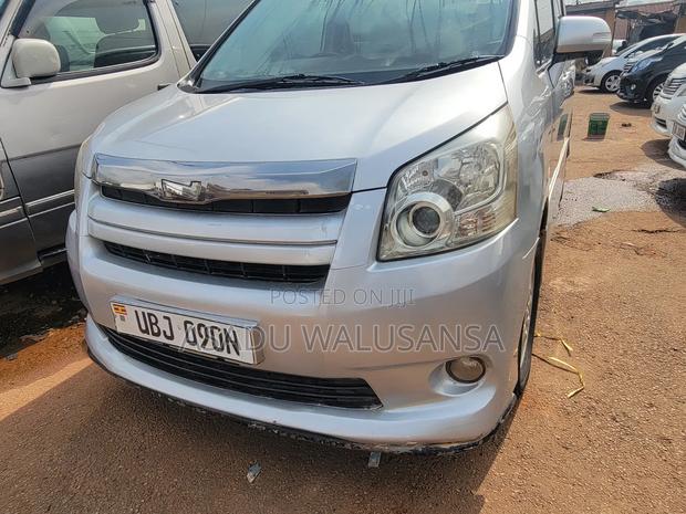 Toyota Noah 2010 Silver