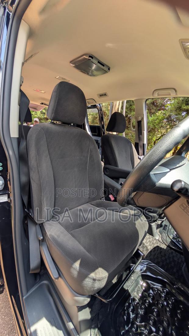 Toyota Noah 2.0 143hp AWD (7 Seater) 2011 Black