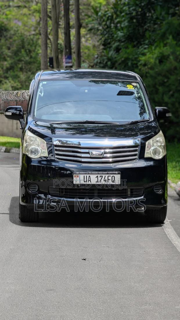 Toyota Noah 2.0 143hp AWD (7 Seater) 2011 Black
