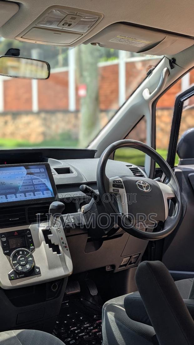 Toyota Noah 2.0 143hp AWD (7 Seater) 2011 Black