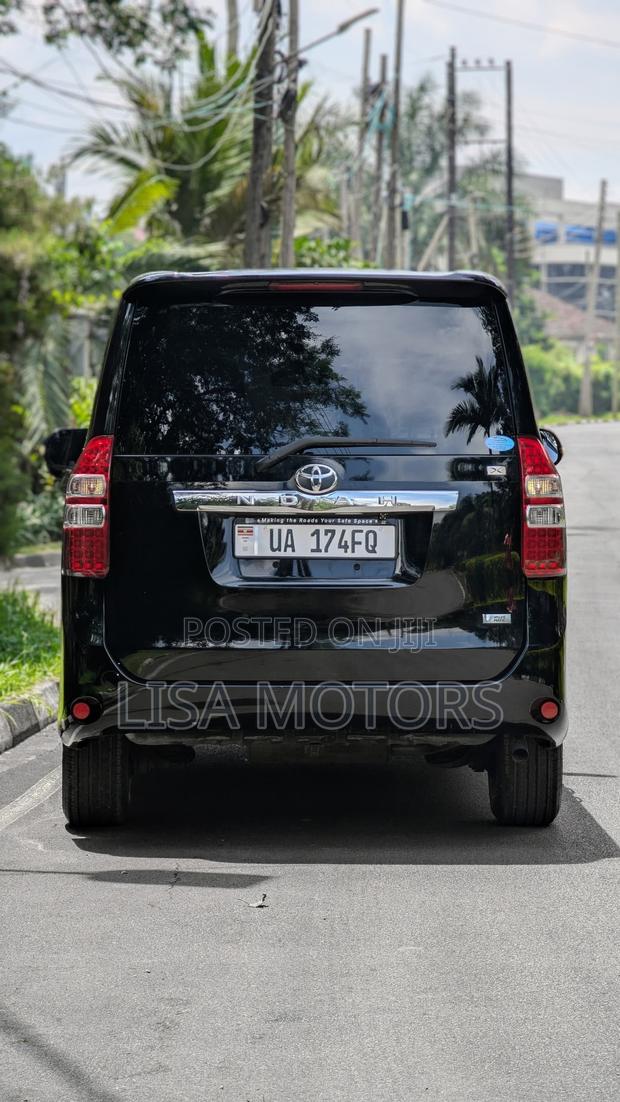Toyota Noah 2.0 143hp AWD (7 Seater) 2011 Black
