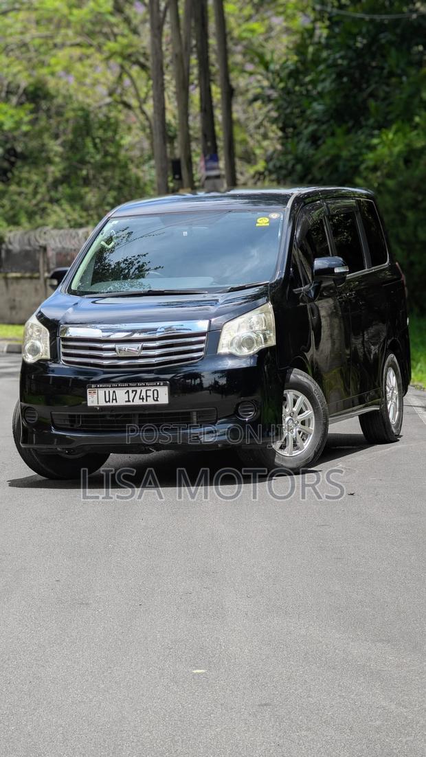 Toyota Noah 2.0 143hp AWD (7 Seater) 2011 Black