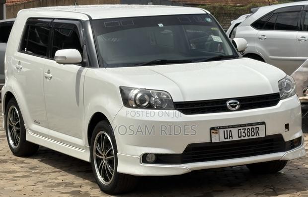 Toyota Corolla Rumion Hatchback 1.5 FWD 2012 White