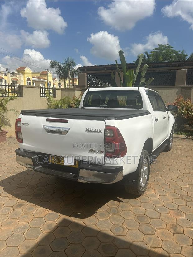 Toyota Hilux 2021 White