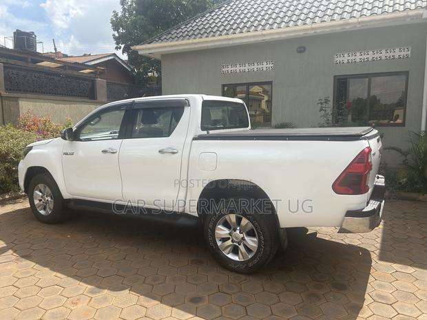 Toyota Hilux 2021 White