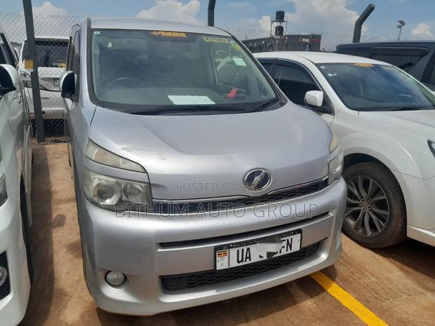 Toyota Voxy V 2WD 7-Seater 2012 Silver