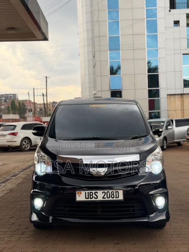 Toyota Noah 2.0 143hp AWD (7 Seater) 2013 Black