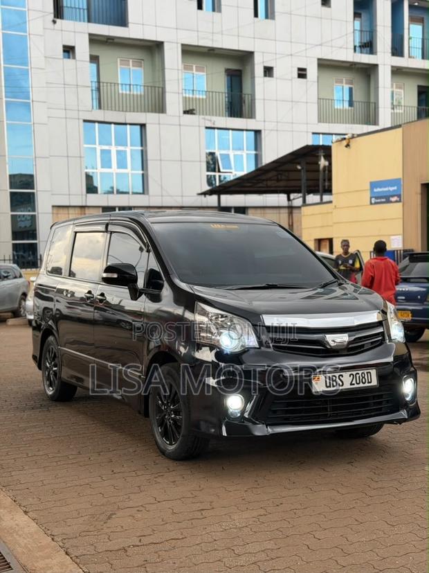 Toyota Noah 2.0 143hp AWD (7 Seater) 2013 Black