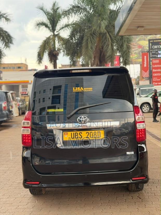 Toyota Noah 2.0 143hp AWD (7 Seater) 2013 Black