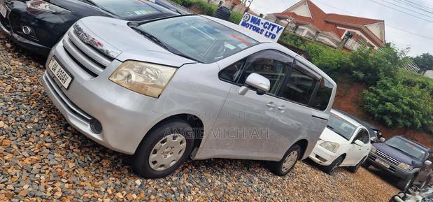 Toyota Noah 2.0 143hp AWD (8 Seater) 2010 White