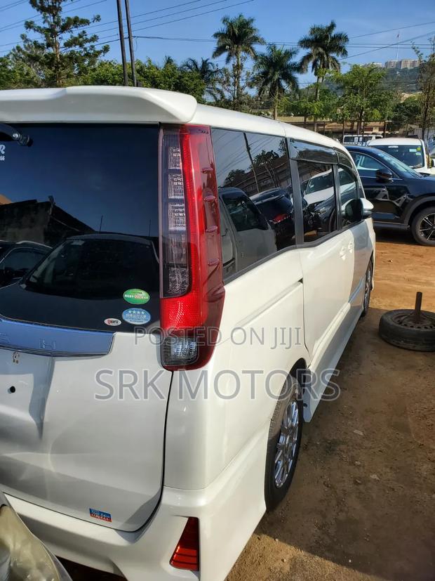 Toyota Noah 2.0 AWD (8 Seater) 2016 White