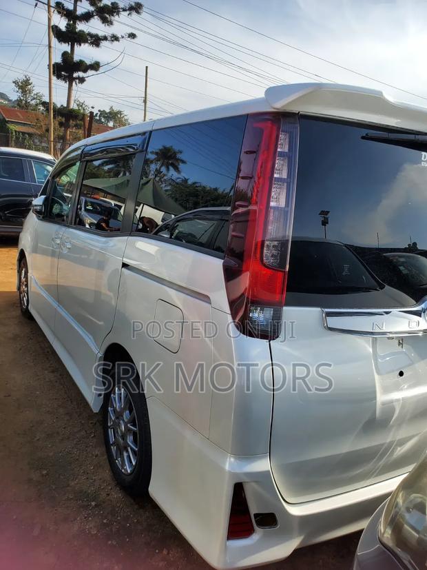 Toyota Noah 2.0 AWD (8 Seater) 2016 White