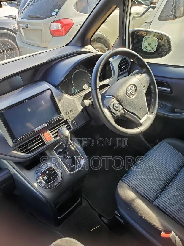 Toyota Noah 2.0 AWD (8 Seater) 2016 White
