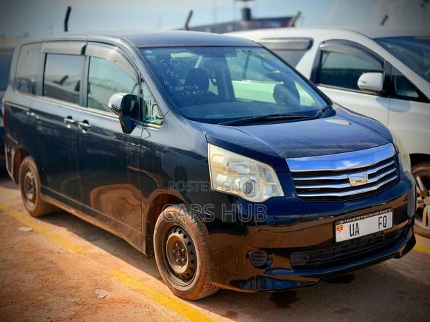 Toyota Noah 2.0 143hp AWD (8 Seater) 2012 Black